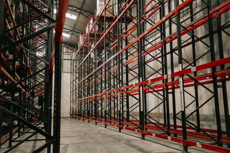 Bala En Racks ¿Qué es un bastidor y por qué es clave en los racks industriales?